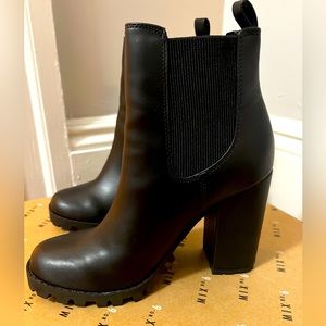 Steve Madden Womens Acquire Black Faux Leather Ankle Chelsea Boots Shoes NWT